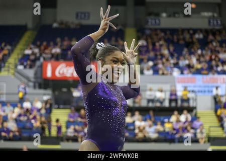 Baton Rouge, LOUISIANA, Stati Uniti. 8 marzo 2024. Kiya Johnson della LSU compete sul pavimento durante il Purple and Gold Podium Challenge, il quad di ginnastica femminile, si incontra al Raising Canes River Center di Baton Rouge, LOUISIANA. Jonathan Mailhes/CSM/Alamy Live News Foto Stock