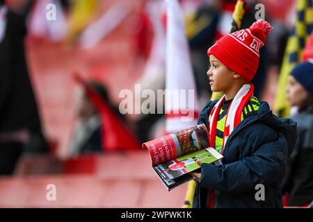 Giovane tifoso dell'Arsenal FC pronto per la partita di Premier League tra Arsenal e Brentford all'Emirates Stadium di Londra, Inghilterra, il 9 marzo 2024. Foto di Phil Hutchinson. Solo per uso editoriale, licenza richiesta per uso commerciale. Non utilizzare in scommesse, giochi o pubblicazioni di singoli club/campionato/giocatori. Crediti: UK Sports Pics Ltd/Alamy Live News Foto Stock