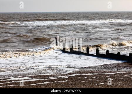 Southwold, Suffolk, 9 marzo 2024, la gente era fuori per passeggiate lungo il lungomare al sole, Southwold, Suffolk, le previsioni sono per la pioggia domani. Tipicamente è una media di 7C in questo periodo dell'anno, ma era 11C questo pomeriggio. Crediti: Keith Larby/Alamy Live News Foto Stock