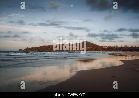Il faro di Byron Bay si trova in cima al promontorio roccioso, il punto più orientale del continente australiano di fronte all'oceano Pacifico, in un paesaggio marino elevato Foto Stock