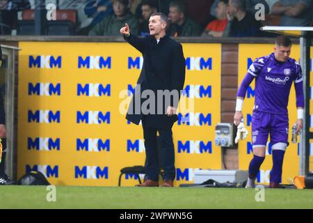 9 marzo 2024; Tannadice Park, Dundee, Scozia: Campionato scozzese di calcio, Dundee United contro Arbroath; l'allenatore dell'Arbroath Jim McIntyre dà istruzioni alla sua squadra Foto Stock