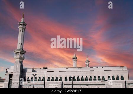 Minareti di Kaaba al magnifico tramonto. Architettura islamica. La Mecca, Arabia Saudita Foto Stock