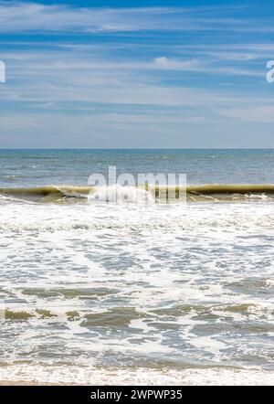 immagine verticale delle onde che arrivano su una spiaggia oceanica negli hamptons Foto Stock