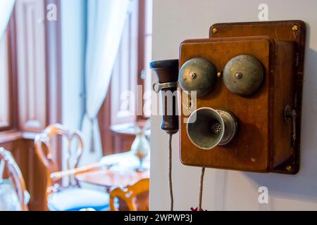 Vecchio telefono interno nel Castello Nadasdy a Nadasdladany Foto Stock