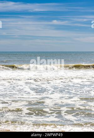 immagine verticale delle onde che arrivano su una spiaggia oceanica negli hamptons Foto Stock