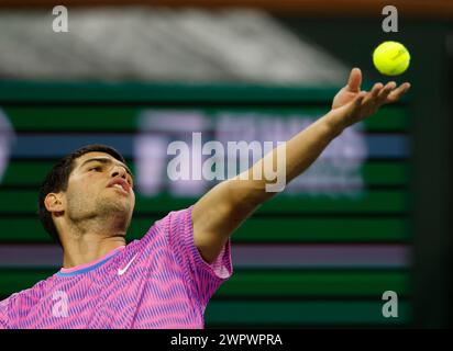 8 marzo 2024 Carlos Alcaraz di Spagna serve contro Matteo Arnaldi dell'Italia durante il BNP Paribas Open a Indian Wells, CA. Charles Baus/CSM Foto Stock