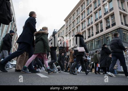 Berlino, Germania. 9 marzo 2024. Gli acquirenti a Berlino sono alla ricerca di occasioni il 9 marzo 2024. Secondo i principali istituti economici, l'economia tedesca dovrebbe crescere a malapena quest'anno dopo la contrazione nel 2023. Il governo ha annunciato diverse misure per sostenere l'economia, tra cui tagli fiscali e maggiori spese per le infrastrutture. Tuttavia, gli economisti affermano che queste misure sono insufficienti per compensare i venti contrari dell'economia. (Foto di Michael Kuenne/PRESSCOV/Sipa USA) credito: SIPA USA/Alamy Live News Foto Stock