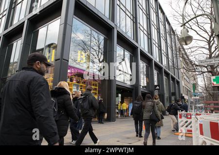 Berlino, Germania. 9 marzo 2024. Gli acquirenti a Berlino sono alla ricerca di occasioni il 9 marzo 2024. Secondo i principali istituti economici, l'economia tedesca dovrebbe crescere a malapena quest'anno dopo la contrazione nel 2023. Il governo ha annunciato diverse misure per sostenere l'economia, tra cui tagli fiscali e maggiori spese per le infrastrutture. Tuttavia, gli economisti affermano che queste misure sono insufficienti per compensare i venti contrari dell'economia. (Foto di Michael Kuenne/PRESSCOV/Sipa USA) credito: SIPA USA/Alamy Live News Foto Stock