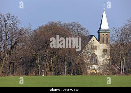 Kleine Kirchen im ländlichen Raum die Herz Jesu Kirche in Wattenscheid Sevinghausen, Die zum Bistum Essen gehört. Wattenscheid Nordrhein-Westfalen Deutschland Sevinghausen *** piccole chiese nelle zone rurali la chiesa Herz Jesu a Wattenscheid Sevinghausen, che appartiene alla diocesi di Essen Wattenscheid Renania settentrionale-Vestfalia Germania Sevinghausen Foto Stock