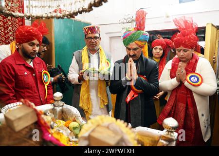 MANDI, INDIA - 9 MARZO: Himachal Pradesh cm Sukhvinder Singh Sukhu ha partecipato a sette giorni di fiera internazionale Shivaratri, il 9 marzo 2024 a Mandi, India. La Fiera di Mandi Shivaratri è una fiera internazionale di fama annuale che si tiene per 7 giorni a partire dal festival indù di Shivaratri, nella città di Mandi di Himachal Pradesh. La popolarità del festival è diffusa ed è quindi conosciuta come un festival internazionale. In considerazione del gran numero di divinità e dee che sono invitate alla festa dai suoi 81 templi, la città di Mandi ha il titolo di "Varanasi delle colline". (Foto di Birba Foto Stock