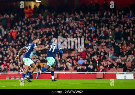 Yoane Wissa del Brentford FC segna alla fine del primo tempo derubando il portiere durante la partita di Premier League tra Arsenal e Brentford all'Emirates Stadium di Londra, Inghilterra il 9 marzo 2024. Foto di Phil Hutchinson. Solo per uso editoriale, licenza richiesta per uso commerciale. Non utilizzare in scommesse, giochi o pubblicazioni di singoli club/campionato/giocatori. Crediti: UK Sports Pics Ltd/Alamy Live News Foto Stock