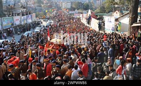 MANDI, INDIA - 9 MARZO: Le persone partecipano alla processione di apertura alla vigilia della fiera internazionale Shivaratri di sette giorni, il 9 marzo 2024 a Mandi, India. La Fiera di Mandi Shivaratri è una fiera internazionale di fama annuale che si tiene per 7 giorni a partire dal festival indù di Shivaratri, nella città di Mandi di Himachal Pradesh. La popolarità del festival è diffusa ed è quindi conosciuta come un festival internazionale. In considerazione del gran numero di divinità e dee che sono invitate alla festa dai suoi 81 templi, la città di Mandi ha il titolo di "Varanasi delle colline". (Foto di Birba Foto Stock