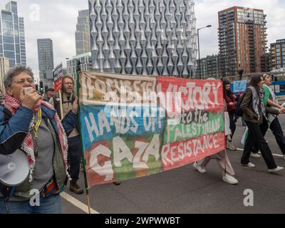 Londra, Regno Unito. 9 marzo 2024. Focus E15 presso l'ambasciata degli Stati Uniti. Un'enorme marcia pacifica verso l'ambasciata degli Stati Uniti richiede un cessate il fuoco a Gaza e la fine del genocidio israeliano. L'IDF ha ora ucciso oltre 30.000 persone, soprattutto donne e bambini, continuano a ignorare la sentenza della Corte di giustizia per evitare il genocidio e preparare un brutale assalto a Rafah. Israele continua a fermare gli aiuti umanitari e le forniture mediche necessarie per evitare morti di massa per malattie e fame e diffonde bugie sull'UNRWA, il cui finanziamento è essenziale. Peter Marshall/Alamy Live News Foto Stock