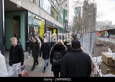 Berlino, Germania. 9 marzo 2024. Gli acquirenti a Berlino sono alla ricerca di occasioni il 9 marzo 2024. Secondo i principali istituti economici, l'economia tedesca dovrebbe crescere a malapena quest'anno dopo la contrazione nel 2023. Il governo ha annunciato diverse misure per sostenere l'economia, tra cui tagli fiscali e maggiori spese per le infrastrutture. Tuttavia, gli economisti affermano che queste misure sono insufficienti per compensare i venti contrari dell'economia. (Foto di Michael Kuenne/PRESSCOV/Sipa USA) credito: SIPA USA/Alamy Live News Foto Stock