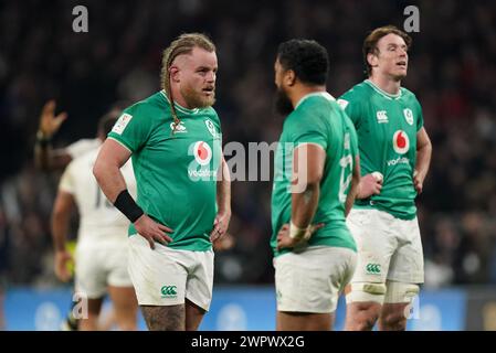 L'irlandese Finlay Bealham e i suoi compagni di squadra appaiono sventati dopo una sconfitta tardiva contro l'Inghilterra dopo la partita del Guinness Six Nations al Twickenham Stadium di Londra. Data foto: Sabato 9 marzo 2024. Foto Stock