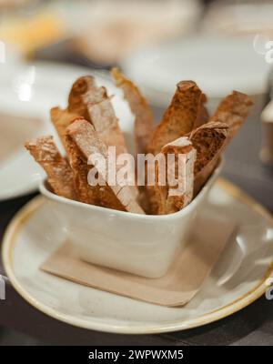 Porzione di pane tostato tipico di un ristorante mediterraneo Foto Stock