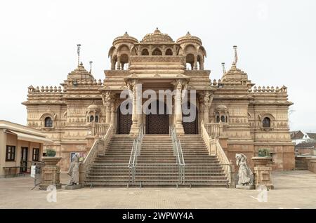 Londra, Regno Unito - 27 febbraio 2024 - Vista esterna del Tempio indù Shree Sanatan Hindu Mandir. Pietra calcarea di Jaisalmer finemente intagliata dell'ingresso al Th Foto Stock