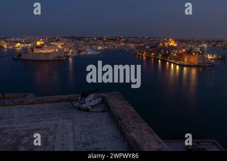 Vista panoramica al crepuscolo della baia che separa la Valletta dalle tre città, Malta Foto Stock