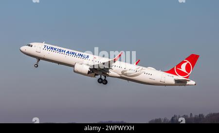 Zürich, Schweiz - 28. Febbraio 2022: Ein Airbus A321-271NX (Airbus A321neo) von Turkish Airlines startet vom Flughafen Zürich. Foto Stock