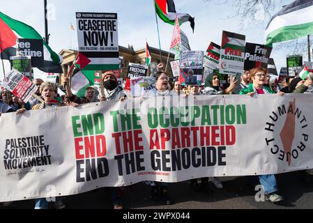 Park Lane, Londra, Regno Unito. 9 marzo 2024. Si sta protestando contro l'escalation dell'azione militare a Gaza mentre il conflitto tra Israele e Hamas continua. Organizzati da gruppi tra cui Palestine Solidarity Campaign e Stop the War Coalition, dal titolo “National Demonstration” e con inviti a “fermare il genocidio”, “cessate il fuoco ora” e “Palestina libera”, i manifestanti si sono riuniti intorno a Hyde Park Corner prima di dirigersi all’ambasciata degli Stati Uniti a Nine Elms Foto Stock