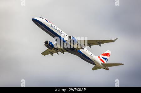 Ein Embraer 190SR von BA CityFlyer startet vom Flughafen Zürich. BA CityFlyer ist eine Tochtergesellschaft von British Airways. Registrazione G-LCAF. ( Foto Stock