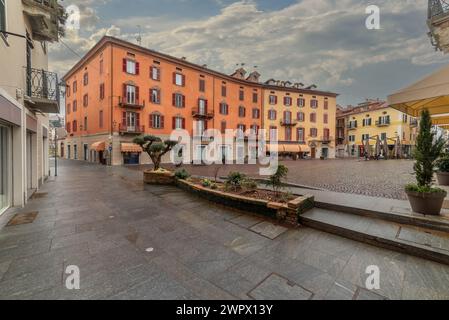 Mondovi, Italia - 09 marzo 2024: Piazza Cesare Battisti nel villaggio di Breo con edifici storici colorati Foto Stock