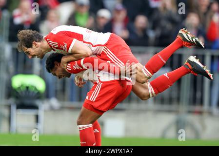 MONACO DI BAVIERA, GERMANIA - 09 MARZO: Leon Goretzka del Bayern Muenchen celebra il gol 8:1 con Serge Gnabry del Bayern Muenchen durante la partita di Bundesliga tra FC Bayern München e 1. FSV Mainz 05 all'Allianz Arena il 9 marzo 2024 a Monaco, Germania. © diebilderwelt / Alamy Live News Foto Stock