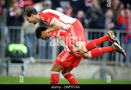 MONACO DI BAVIERA, GERMANIA - 09 MARZO: Leon Goretzka del Bayern Muenchen celebra il gol 8:1 con Serge Gnabry del Bayern Muenchen durante la partita di Bundesliga tra FC Bayern München e 1. FSV Mainz 05 all'Allianz Arena il 9 marzo 2024 a Monaco, Germania. © diebilderwelt / Alamy Live News Foto Stock