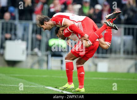 MONACO DI BAVIERA, GERMANIA - 09 MARZO: Leon Goretzka del Bayern Muenchen celebra il gol 8:1 con Serge Gnabry del Bayern Muenchen durante la partita di Bundesliga tra FC Bayern München e 1. FSV Mainz 05 all'Allianz Arena il 9 marzo 2024 a Monaco, Germania. © diebilderwelt / Alamy Live News Foto Stock