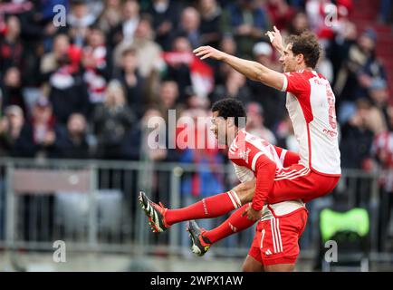 MONACO DI BAVIERA, GERMANIA - 09 MARZO: Leon Goretzka del Bayern Muenchen celebra il gol 8:1 con Serge Gnabry del Bayern Muenchen durante la partita di Bundesliga tra FC Bayern München e 1. FSV Mainz 05 all'Allianz Arena il 9 marzo 2024 a Monaco, Germania. © diebilderwelt / Alamy Live News Foto Stock