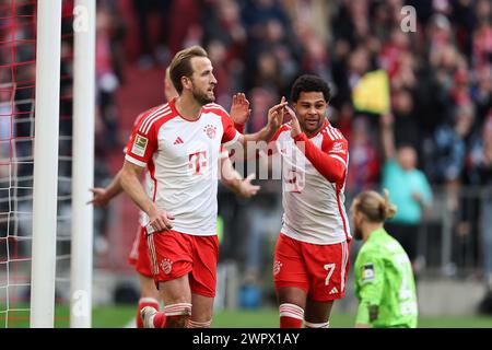 MONACO DI BAVIERA, GERMANIA - 09 MARZO: Harry Kane del Bayern Muenchen celebra il gol di 7:1 durante la partita di Bundesliga tra il Bayern München e il 1. FSV Mainz 05 all'Allianz Arena il 9 marzo 2024 a Monaco, Germania. © diebilderwelt / Alamy Live News Foto Stock