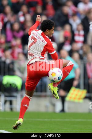 MONACO DI BAVIERA, GERMANIA - 09 MARZO: Serge Gnabry del Bayern Muenchen segna il gol 6:1 durante la partita di Bundesliga tra il Bayern München e 1. FSV Mainz 05 all'Allianz Arena il 9 marzo 2024 a Monaco, Germania. © diebilderwelt / Alamy Live News Foto Stock