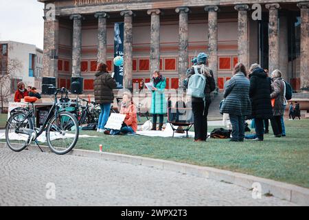 Aktivisten der Gruppe Mothers Rebellion am weltweiten Aktionstag zur Klimagerechtigkeit, 09.3,2024, Am Lustgarten, Berlino, Deutschland *** attivisti del gruppo Mothers Rebellion in occasione della giornata globale d'azione per la giustizia climatica, 09 3 2024, Am Lustgarten, Berlino, Germania kreativmedia mothersrebellion 7 Foto Stock