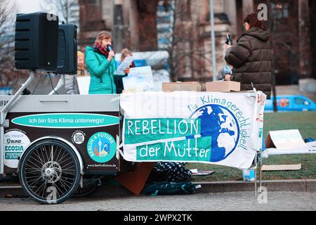 Aktivisten der Gruppe Mothers Rebellion am weltweiten Aktionstag zur Klimagerechtigkeit, 09.3,2024, Am Lustgarten, Berlino, Deutschland *** attivisti del gruppo Mothers Rebellion in occasione della giornata globale d'azione per la giustizia climatica, 09 3 2024, Am Lustgarten, Berlino, Germania kreativmedia mothersrebellion 5 Foto Stock