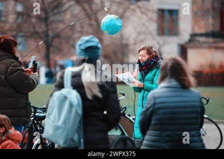 Aktivisten der Gruppe Mothers Rebellion am weltweiten Aktionstag zur Klimagerechtigkeit, 09.3,2024, Am Lustgarten, Berlino, Deutschland *** attivisti del gruppo Mothers Rebellion in occasione della giornata globale d'azione per la giustizia climatica, 09 3 2024, Am Lustgarten, Berlino, Germania kreativmedia mothersrebellion 8 Foto Stock