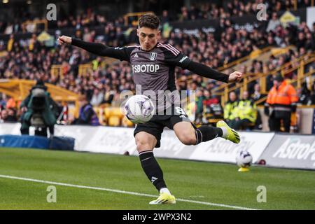 Wolverhampton, Regno Unito. 9 marzo 2024. Wolverhampton, Inghilterra, 9 marzo 2024: Harry Wilson (8 Fulham) sgombra la palla durante la partita di Premier League tra Wolverhampton Wanderers e Fulham allo stadio Molineux di Wolverhampton, Inghilterra (Natalie Mincher/SPP) credito: SPP Sport Press Photo. /Alamy Live News Foto Stock