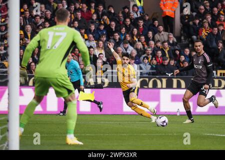 Wolverhampton, Regno Unito. 9 marzo 2024. Wolverhampton, Inghilterra, 9 marzo 2024: Pedro Neto (7 lupi) attraversa il pallone durante la partita di calcio di Premier League tra Wolverhampton Wanderers e Fulham allo stadio Molineux di Wolverhampton, Inghilterra (Natalie Mincher/SPP) credito: SPP Sport Press Photo. /Alamy Live News Foto Stock