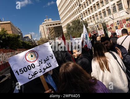 Beirut, Libano. 8 marzo 2024. I cittadini libanesi protestano contro le banche di Hamra, Beirut, Libano l'8 marzo 2024. Dal collasso bancario del 2019, ai depositanti libanesi è stato impedito di ritirarsi dai loro risparmi. Si è trattato di un tentativo delle banche di combattere la crisi di liquidità, ma ha danneggiato i depositanti. (Foto di Collin Mayfield/SIPA USA) credito: SIPA USA/Alamy Live News Foto Stock