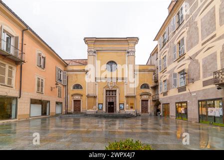 Mondovi, Italia - 09 marzo 2024: Chiesa di San Augustine su St Augustine Street con edifici storici in una piazza lastricata Foto Stock