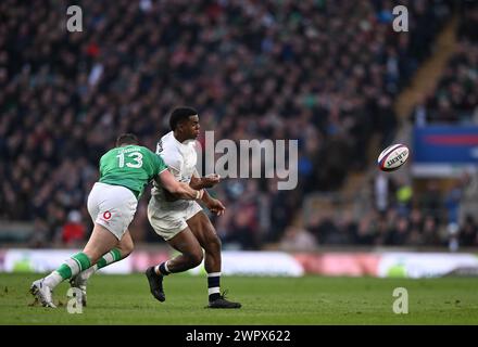 9 marzo 2024; Twickenham Stadium, Londra, Inghilterra: Six Nations International Rugby England vs Ireland; Immanuel Feyi-Waboso dell'Inghilterra passa sotto pressione da Robbie Henshaw, irlandese Foto Stock