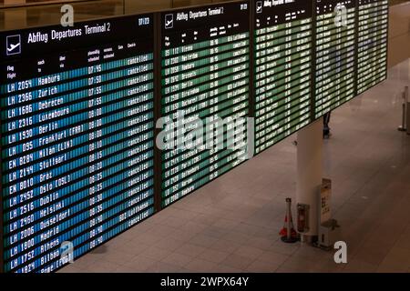 Lufthansa Streik in München die Beschäftigten der Lufthansa am Münchner Flughafen streiken. Die Gewerkschaft ver.di geht davon aus, dass sich über 800 Lufthanseat innen und Lufthanseat an dem Streik beteiligt haben. Betroffen sind die Bereiche Passage, Check-in, Technik, Technik-Logistik, Technik-Logistik-Services, servizi tecnici e operativi, Cargo, formazione tecnica e Centro operativo di volo. Terminale IM am Flughafen fanden sich heute nur sehr wenige passagiere ein. Lufthansa versucht, CA. 10-20% ihrer ursprünglichen Flüge durchführen zu können, auch innerdeutsche und Europaflüge. M Foto Stock