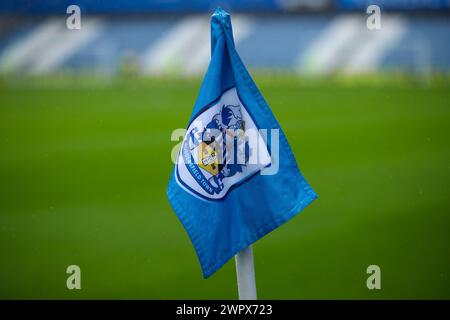 John Smith's Stadium, Huddersfield, Inghilterra - 2 marzo 2024 Una vista generale di una bandiera d'angolo al John Smith's Stadium con lo stemma del club Huddersfield Town - durante la partita Huddersfield Town contro Leeds United, Sky Bet Championship, 2023/24, John Smith's Stadium, Huddersfield, Inghilterra - 2 marzo 2024 crediti: Mathew Marsden/WhiteRosePhotos/Alamy Live News Foto Stock