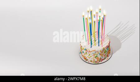 Torta bento di compleanno con alte candele, luce del fuoco. Sfondo banner, spazio di copia per il testo. Foto Stock