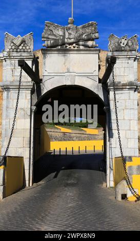 Elvas, Portogallo - 23 ottobre 2023: La splendida porta muraria della città di Elvas, Portogallo Foto Stock