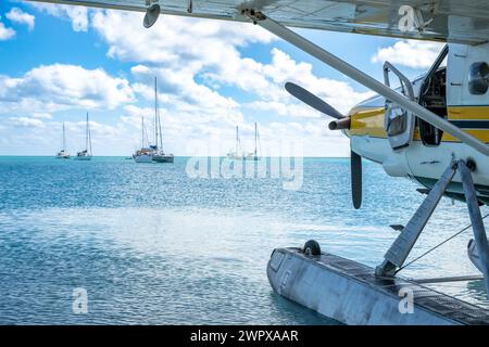 Idrovolante che galleggia in acqua al Dry Tortugas National Park con barche lontane. Foto Stock