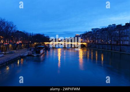 La vista del Ponte Marie sulla Senna di notte, Parigi, Francia. È uno dei ponti più antichi di Parigi. Foto Stock