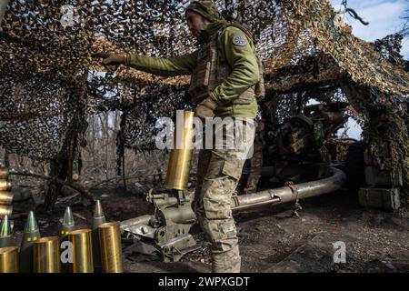 Donbas, Ucraina. 9 marzo 2024. Un'unità L119 Howitzer della 80th Air Assault Brigade Ucraina opera in una posizione non rivelata vicino a Bakhmut. Nell'est dell'Ucraina, le forze armate del paese hanno lottato per riconquistare il terreno perso dalle forze russe l'anno scorso, soprattutto quando le munizioni sono scarse. (Foto di Laurel Chor/SOPA Images/Sipa USA) credito: SIPA USA/Alamy Live News Foto Stock