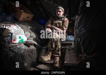 Donbas, Ucraina. 9 marzo 2024. Un soldato di un'unità L119 Howitzer della 80th Air Assault Brigade Ucraina fuma una sigaretta mentre è seduto in un bendaggio in un luogo sconosciuto vicino a Bakhmut. Nell'est dell'Ucraina, le forze armate del paese hanno lottato per riconquistare il terreno perso dalle forze russe l'anno scorso, soprattutto quando le munizioni sono scarse. (Foto di Laurel Chor/SOPA Images/Sipa USA) credito: SIPA USA/Alamy Live News Foto Stock