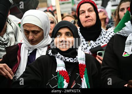 AMBASCIATA DEGLI STATI UNITI, LONDRA, INGHILTERRA, 9 MARZO 2024. Decine di migliaia di persone stanno marciando per un cessate il fuoco ora per fermare il genocidio a Gaza. Israele ha ora ucciso oltre 30.000 palestinesi nel suo attacco genocida ai palestinesi nella Striscia di Gaza. Dobbiamo continuare a scendere in piazza in solidarietà con la Palestina. Nel frattempo, il primo ministro non eletto Rishi Sunak attacca la libertà di protesta per la Palestina. Solo l'Occidente, ereditato dalla mentalità colonizzatrice dei loro antenati, noto per il loro sostegno alla democrazia, ai diritti umani e alla libertà, ha lo stomaco di sostenere nuovamente il genocidio israeliano a Gaza Foto Stock