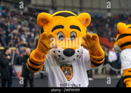Hull, Regno Unito. 9 marzo 2024. Rory the Tiger mascotte durante la partita per il titolo EFL Hull City AFC vs Leicester City FC al MKM Stadium di Hull, Inghilterra, Regno Unito il 9 marzo 2024 Credit: Every Second Media/Alamy Live News Foto Stock